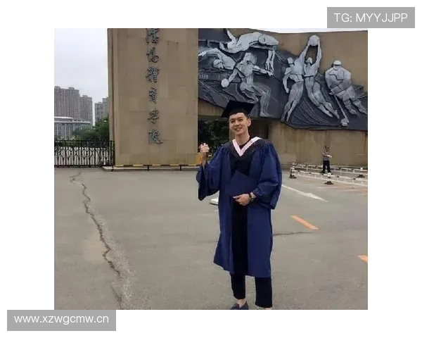 赵继伟家的冰箱里塞满了能量饮料，连瓶装水都得排队