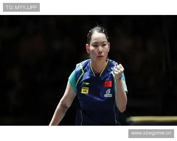 何卓佳穿名牌直播间里还蹲地，感觉和明星尬，富贵貌到底藏哪儿？